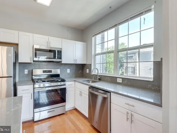 21800 Dragons Green Sq, Ashburn, VA 20147