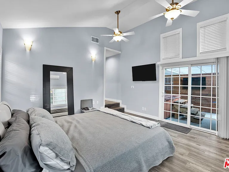 8345 White Oak Ave — Photo 29