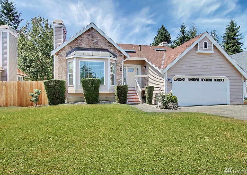 Come check this Beauty out . Fresh & clean , Turn Key Home . 