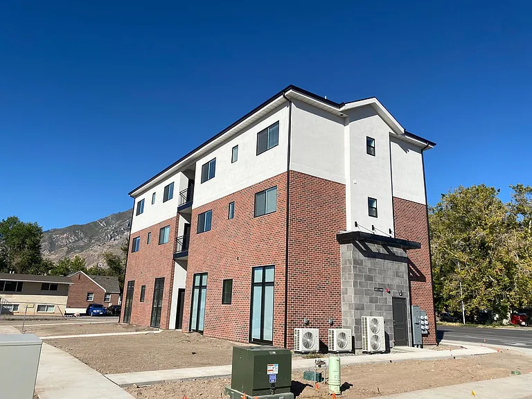 560 S Main St — Photo 17
