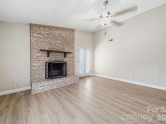 3rd image of 615 Hunter Oak Dr