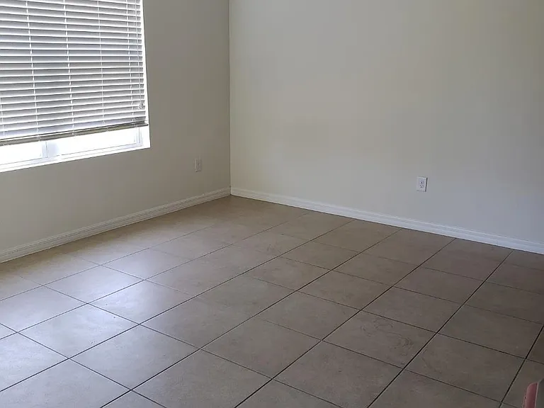 2529 SW 11th Pl — Photo 7