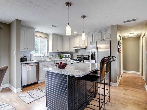 4th image of 680 Singing Hills Ct