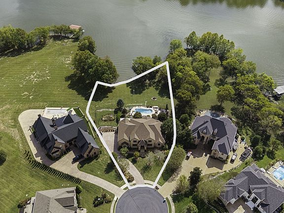 5th image of 824 Stone Brook Dr