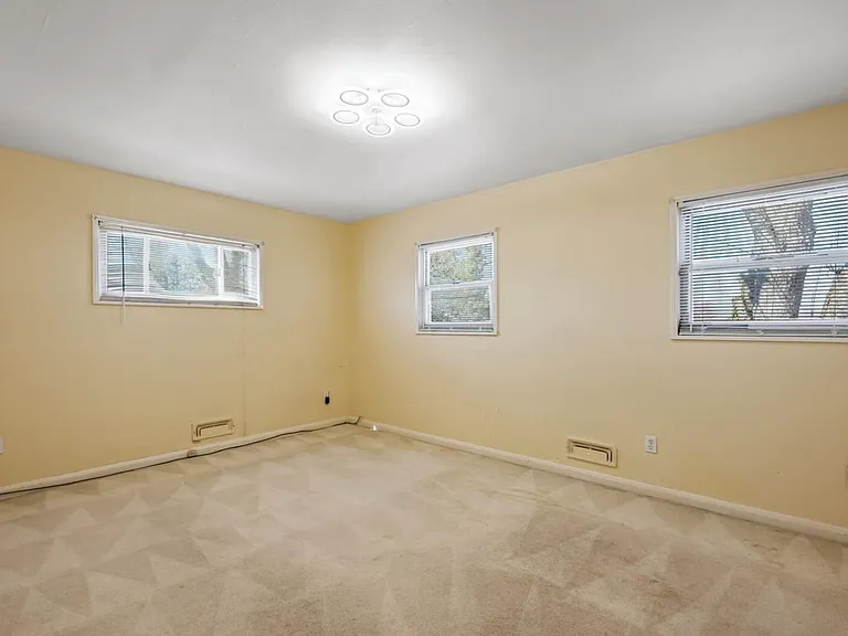 916 Prestwood Rd — Photo 3