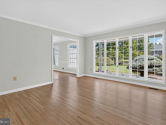 5th image of 17 Huntington Dr