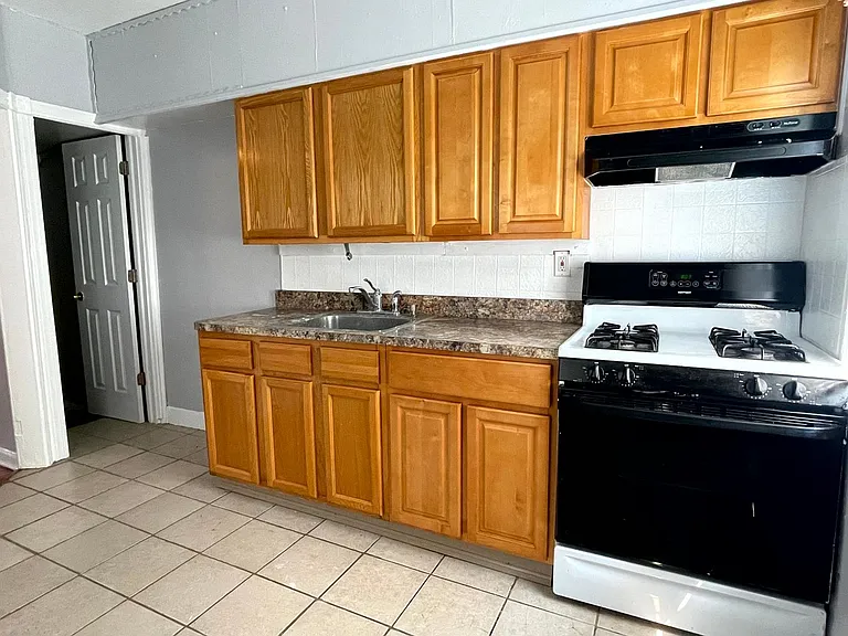 5753 N Beechwood St — Photo 5