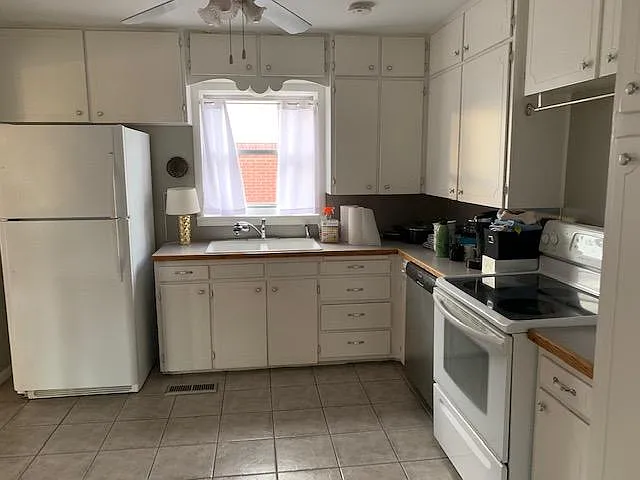 Kitchen - 2246 S Delaware Ct