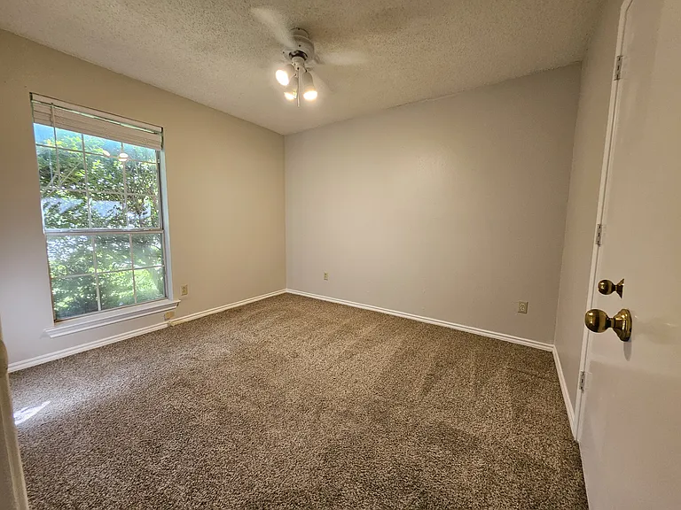517 Vicki Ln — Photo 16