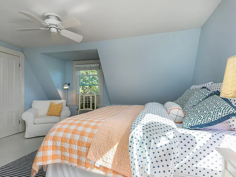 Huge and comfy KING size bed is truly irresistible.
