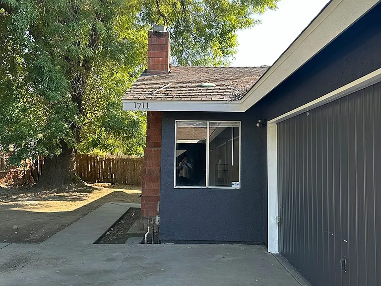 1711 E Paradise Ave — Photo 1