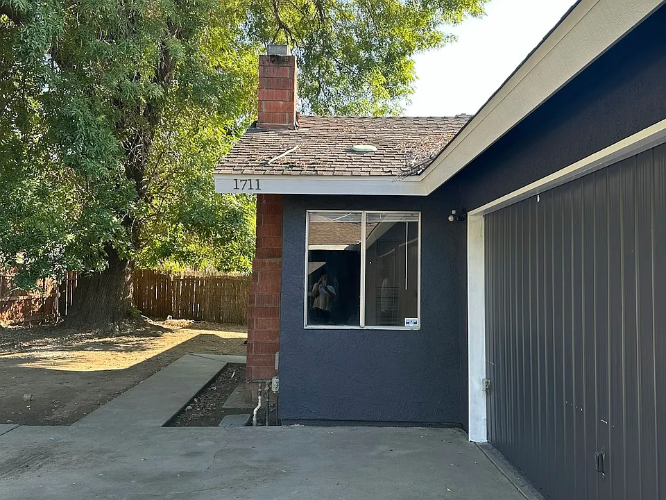 1711 E Paradise Ave