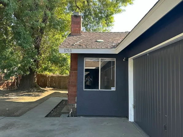 1711 E Paradise Ave, Visalia, CA 93292