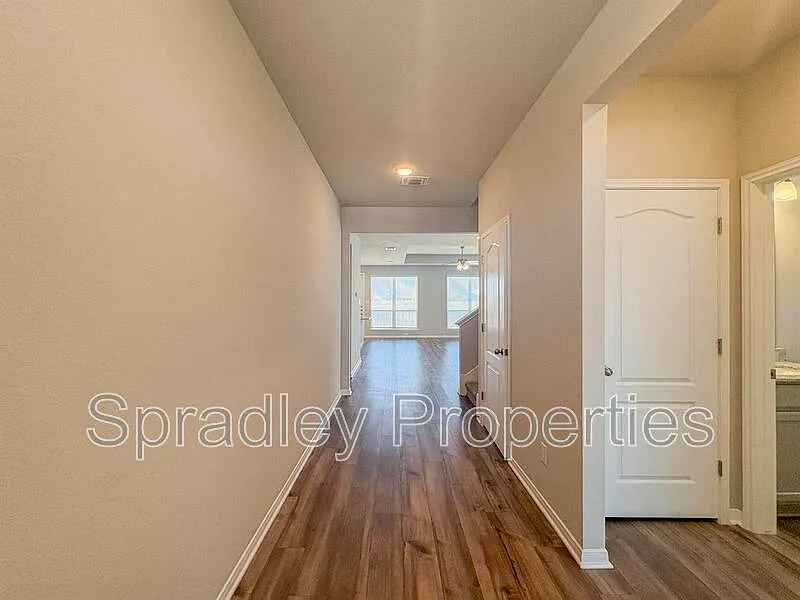 4 bed, 2.0 bath, 2525 sqft, $2,295 — Photo 2