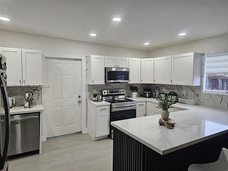 75 SW 18th Ave — Photo 9