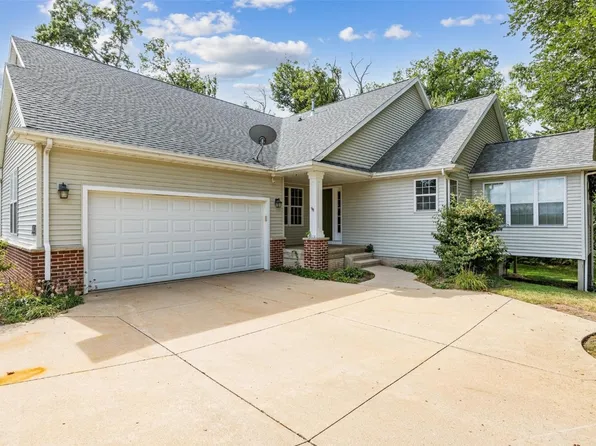 3825 Willowbend Ct NE, Cedar Rapids, IA 52411