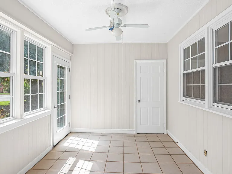 701 N Peace Haven Rd — Photo 26