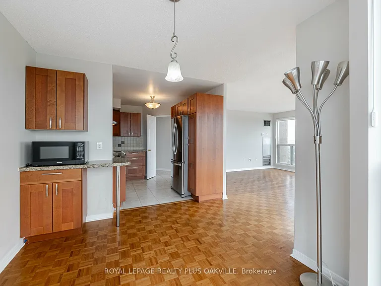 2177 Burnhamthorpe Rd W #1810 — Photo 8