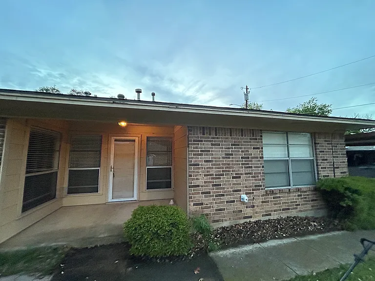 1302 Crescent St — Photo 4