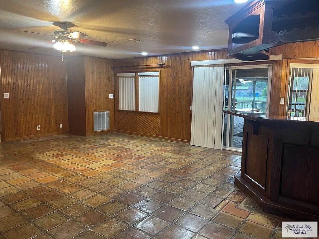 3 bed, 2.0 bath, 1985 sqft, $2,500 — Photo 2