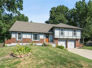 1120 NE Clubhouse Cir, Lees Summit, MO 64086