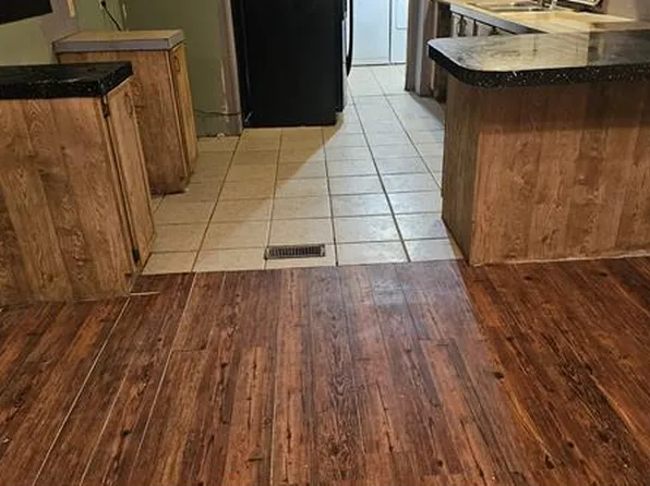 101 W Apple Blossom Ln, Wellington, KS 67152