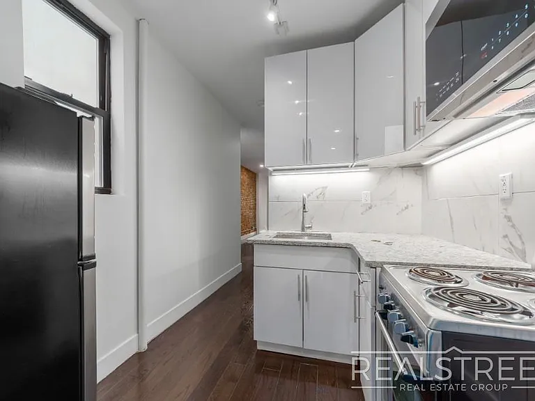 471 Chauncey St #2R — Photo 2