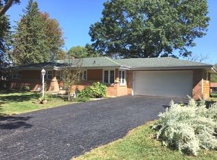 822 White Swan Ln, Rockford, IL 61108