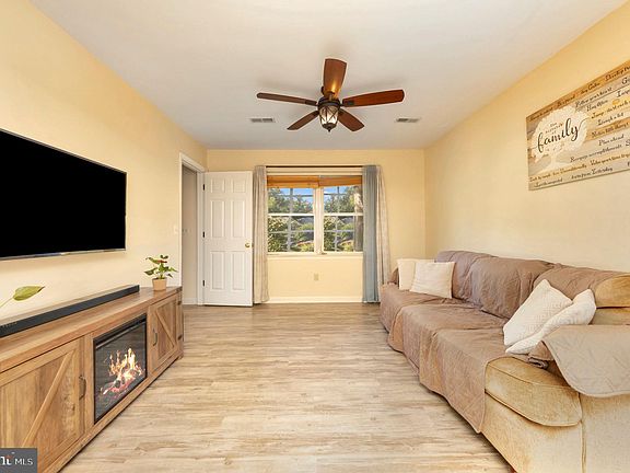 5th image of 36 Plumosa Dr
