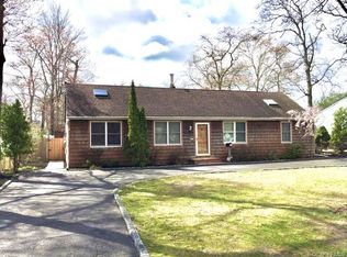 56 Gwendolyn Pl, East Islip, NY 11730