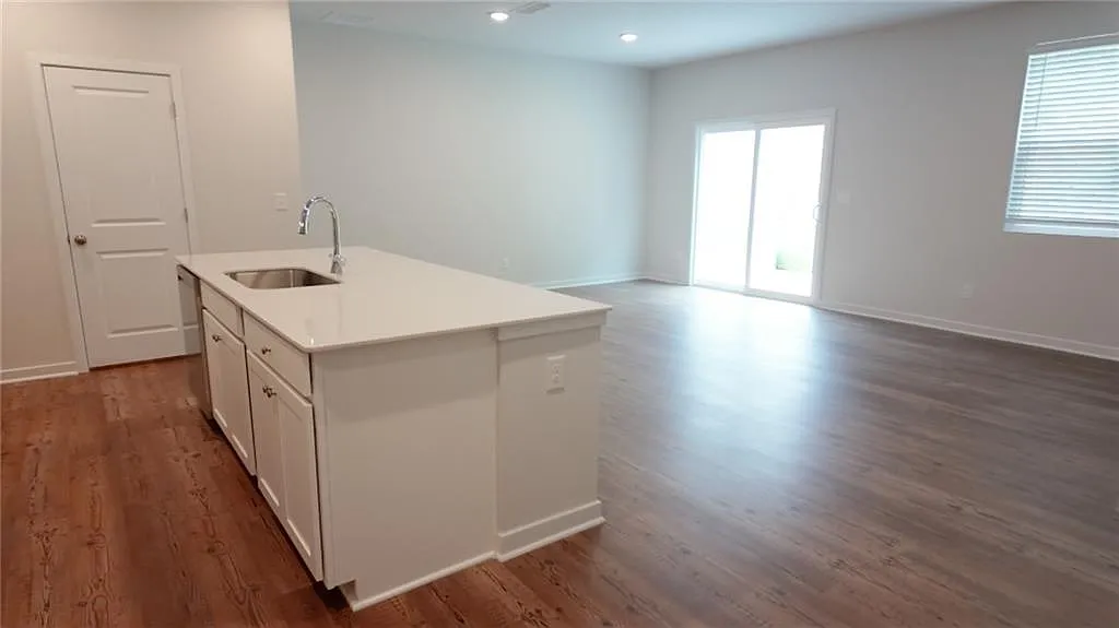 3 bed, 2.5 bath, 1842 sqft, $2,150 — Photo 3
