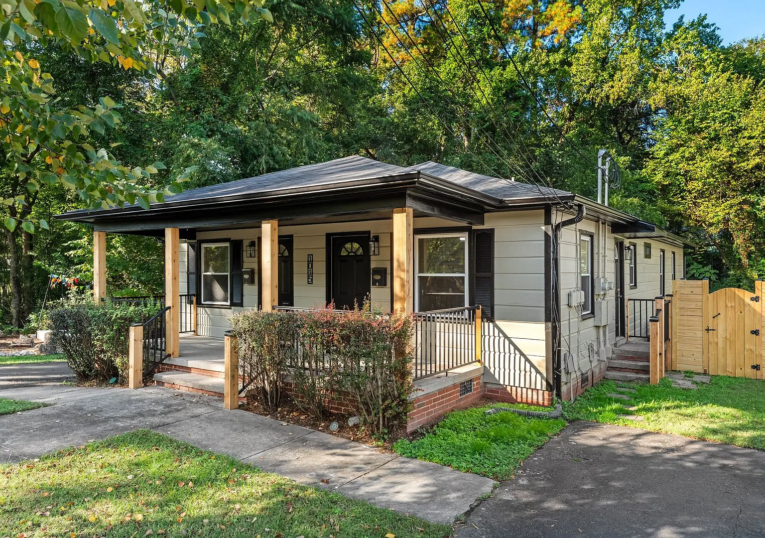 Updated 1be/1ba Duplex Unit A With Large Bonus Room + Privacy Fence — Photo 1