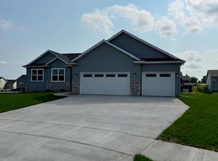 125 Goldcrest Ct, Waterloo, IA 50701