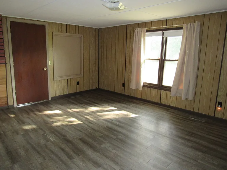 1815 N State Highway 7 — Photo 16