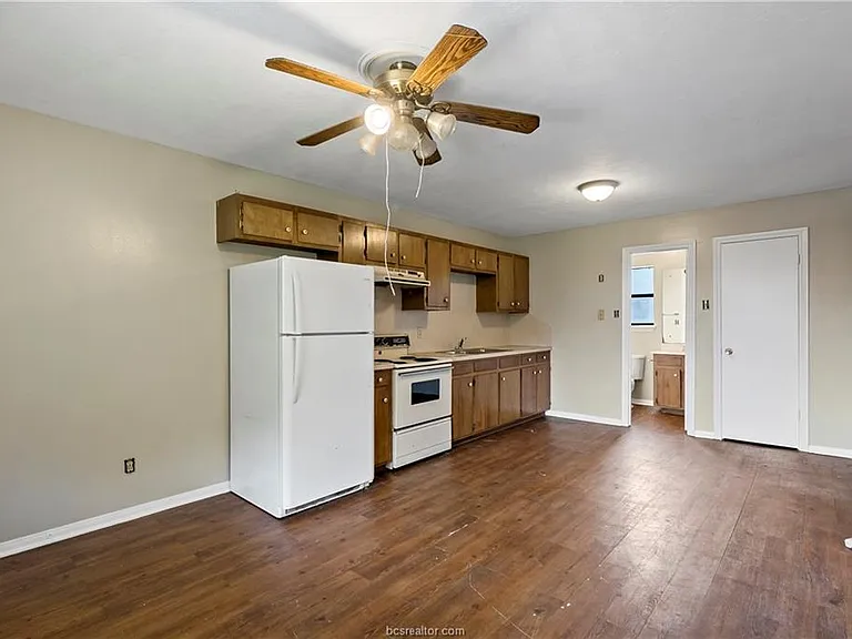 607 Wades Way #5 — Photo 4
