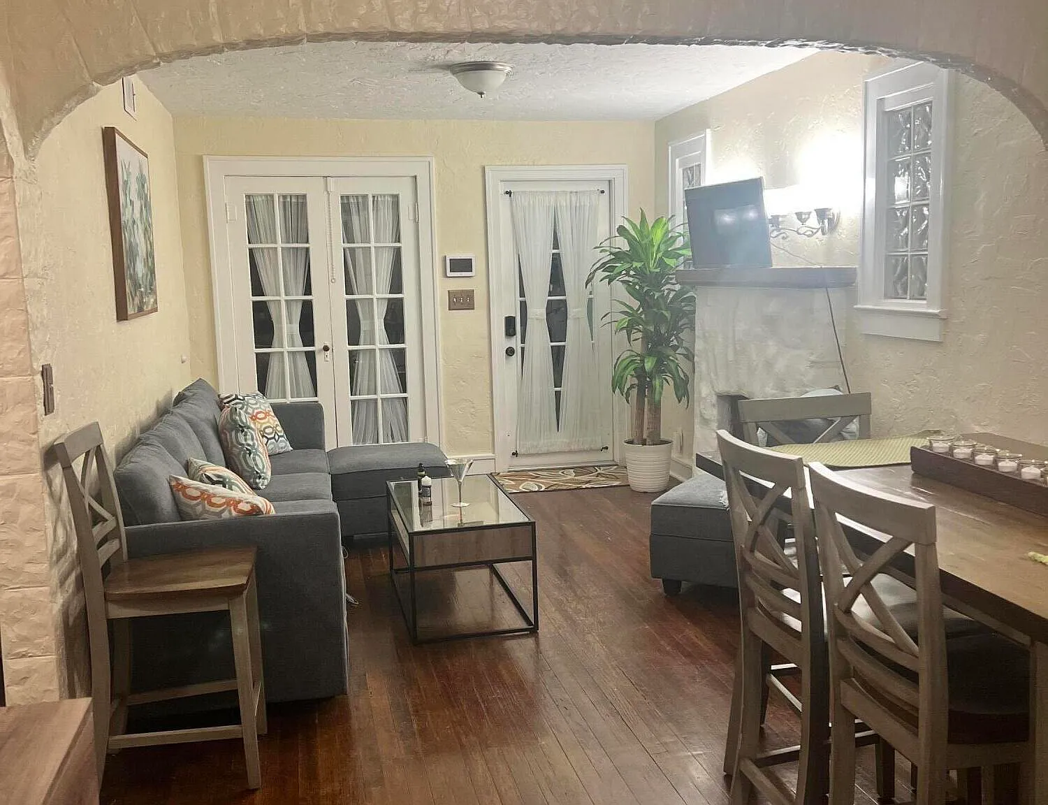 3 bed, 1.0 bath, 1094 sqft, $3,000 — Photo 1