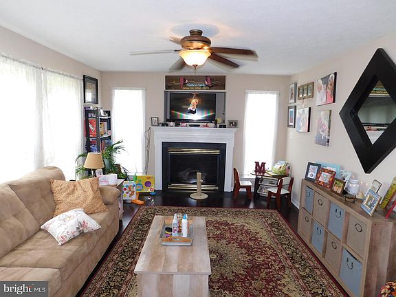 4th image of 2808 Dwight Ave