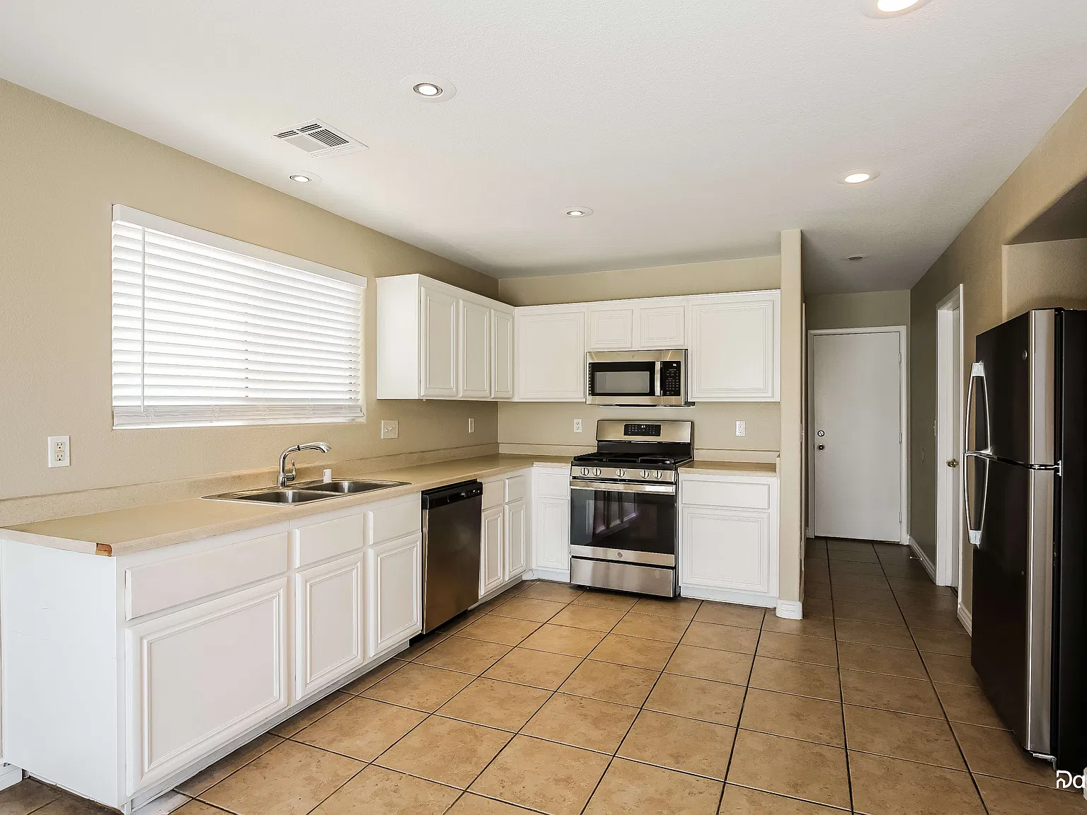 4 bed, 2.5 bath, 2216 sqft, $2,715 — Photo 2