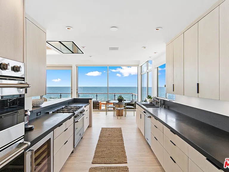 24928 Malibu Rd — Photo 8