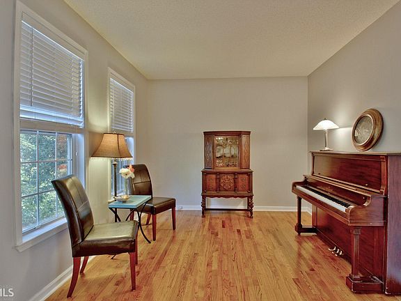 5th image of 469 Strathmore Dr