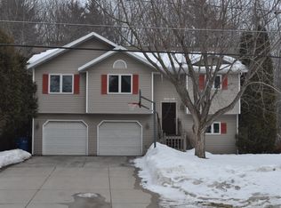 3076 Lakeview Dr, Suamico, WI 54173