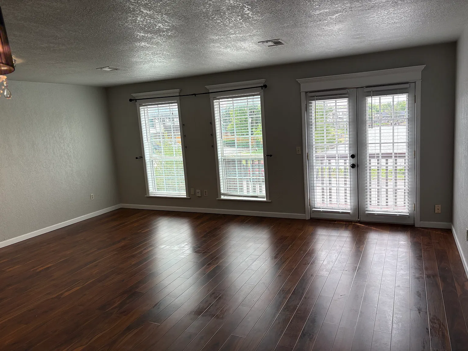 2 bed, 1000 sqft, $1,525 — Photo 3