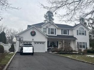 1 Ginger Bread Rd, Kings Park, NY 11754