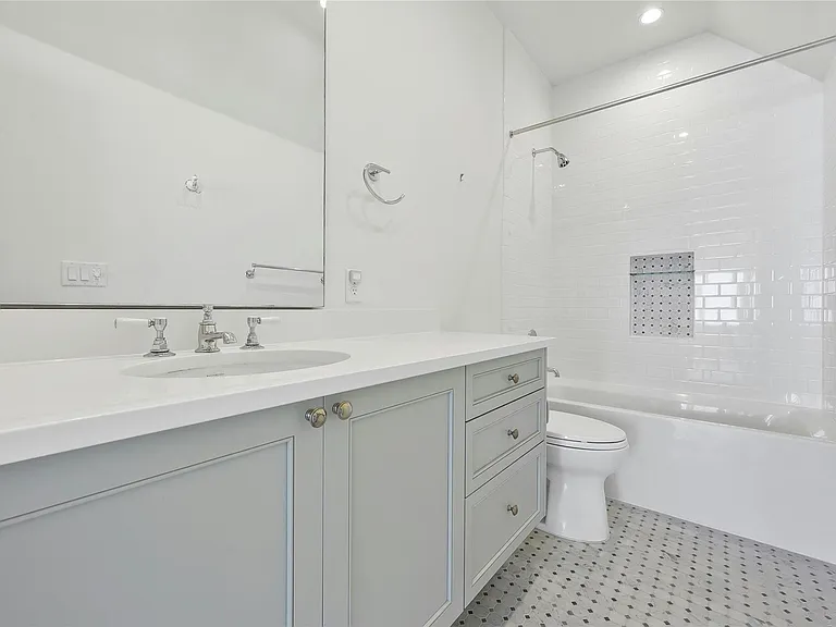 2518 Sutherland St — Photo 24