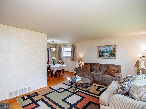 3rd image of 1264 Tulip Rd