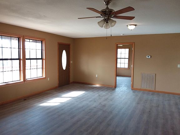 3rd image of 498 Parkview Cir