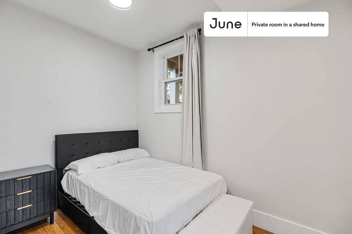 Queen bedroom in 5 bed/2 bath home in Roxbury #1901 E — Photo 1