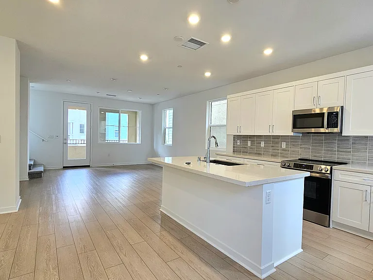 6045 Fairfax Dr — Photo 11
