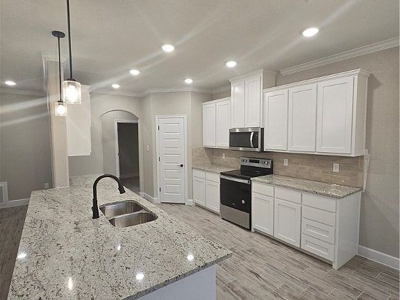 3rd image of 409 Damascus Dr