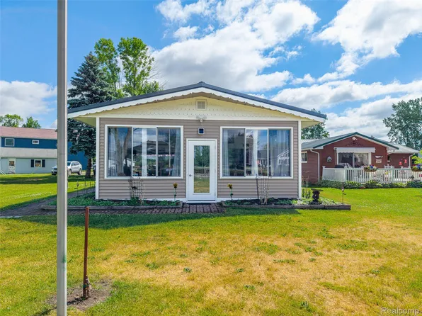 1656 S Riverside Dr, Au Gres, MI 48703